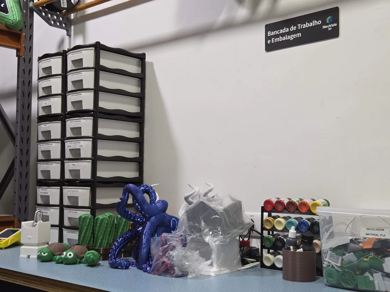 Detalhe da bancada de acabamento da NeoVale