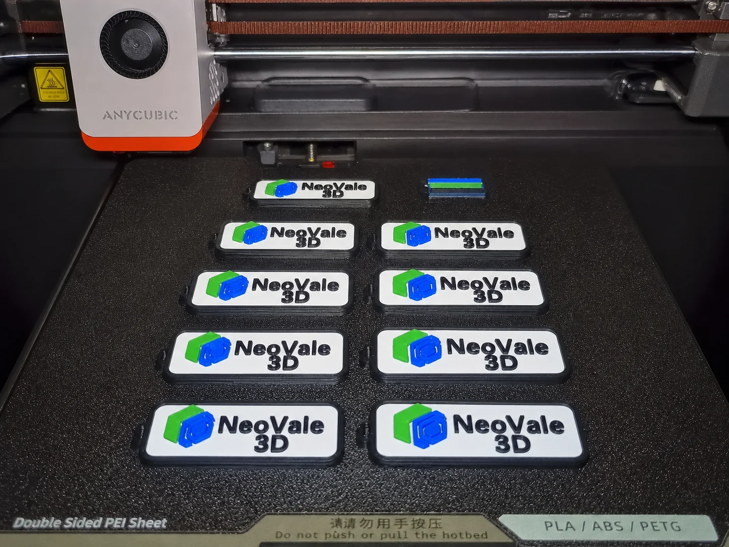 Plaquetas identificadoras personalizadas em produção na NeoVale